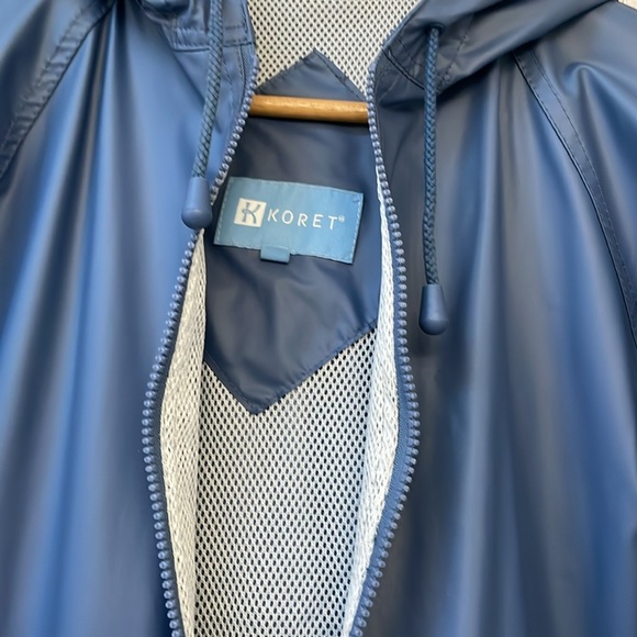 Women's Hooded Raincoat - Picture 3 of 12